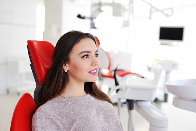 Bella ragazza nella poltrona del dentista