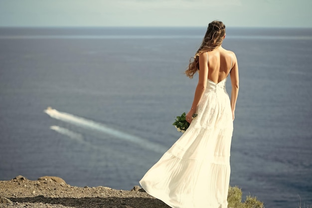 Bella ragazza o bella sposa sul mare blu