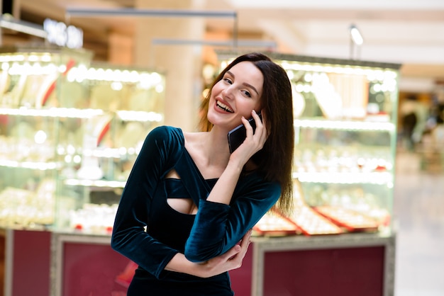 Bella ragazza parlando al telefono.