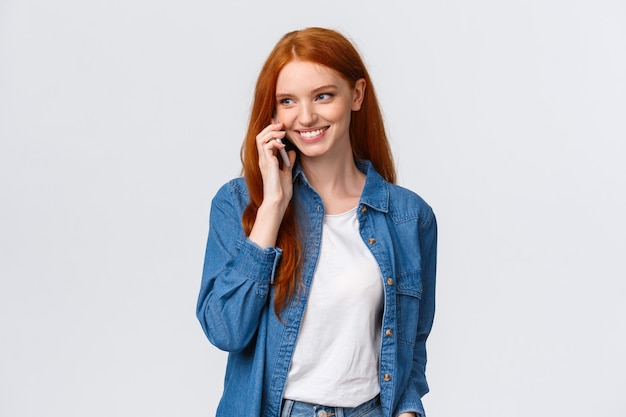 Bella ragazza rossa in denim e camicia bianca