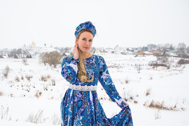 Bella ragazza russa in un vestito nazionale invernale