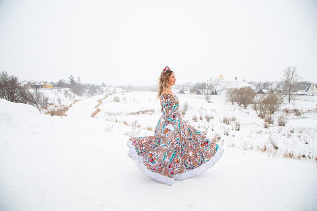 Bella ragazza russa in un vestito nazionale invernale