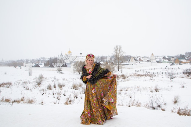 Bella ragazza russa in un vestito nazionale invernale