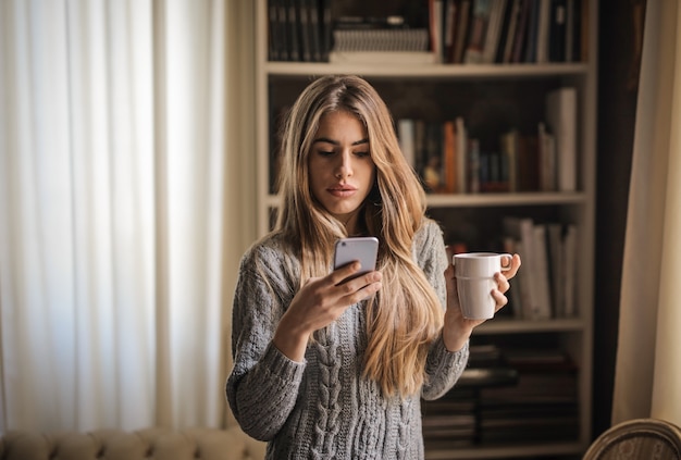 bella ragazza scrivere un messaggio