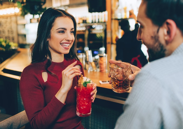 Bella ragazza seduta nel club con un ragazzo