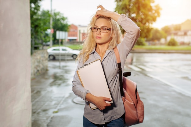 Bella ragazza seria bella della tenuta della ragazza dei libri