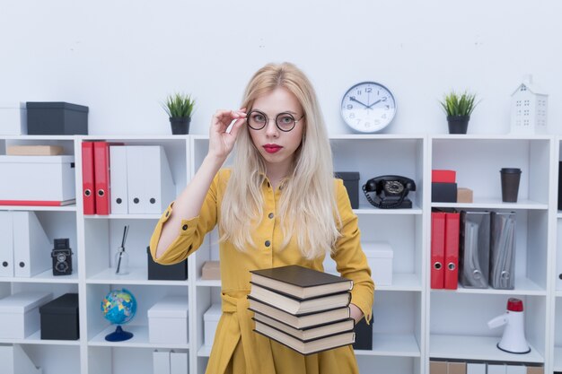 Bella ragazza sfogliando un libro