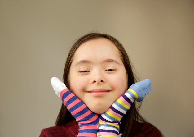 Bella ragazza sorridente con calzini diversi