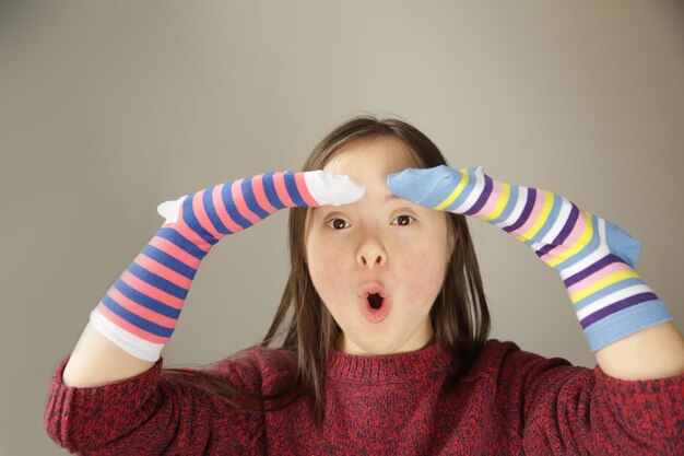 Bella ragazza sorridente con calzini diversi