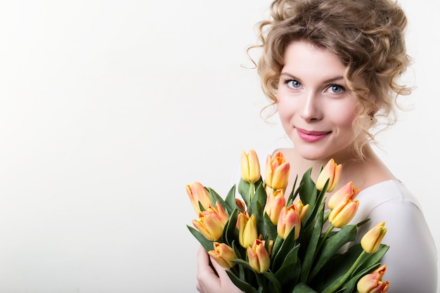 Bella ragazza sorridente con fiori.