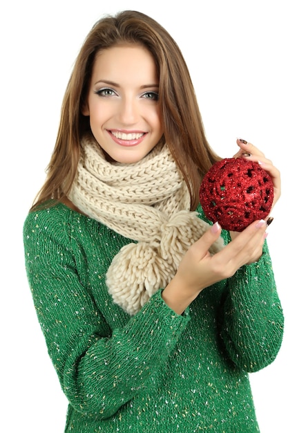 Bella ragazza sorridente con il giocattolo di Natale isolato su bianco