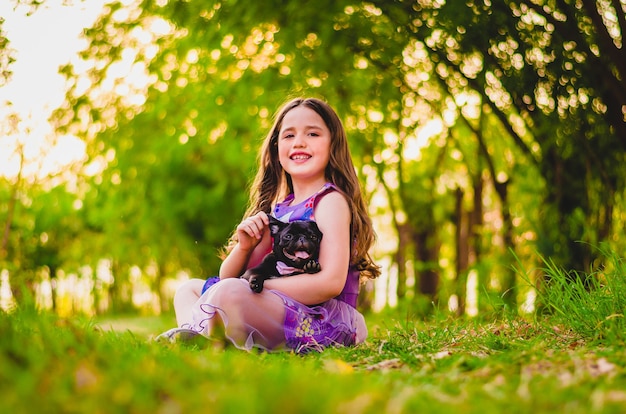 bella ragazza sorridente nel parco