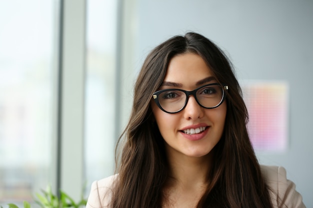 Bella ragazza sorridente sul posto di lavoro