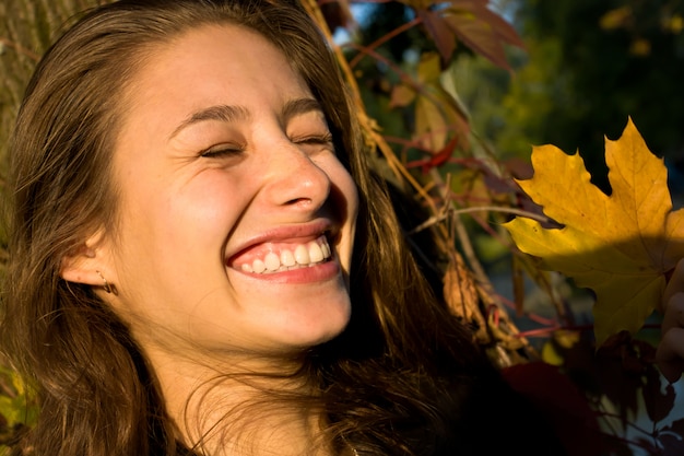 Bella ragazza sorridente