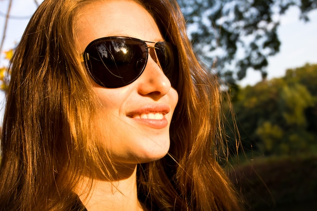 Bella ragazza sorridente