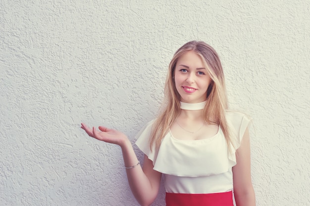 Bella ragazza sorridente