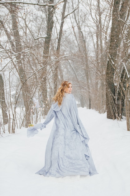 Bella ragazza sotto le nevicate