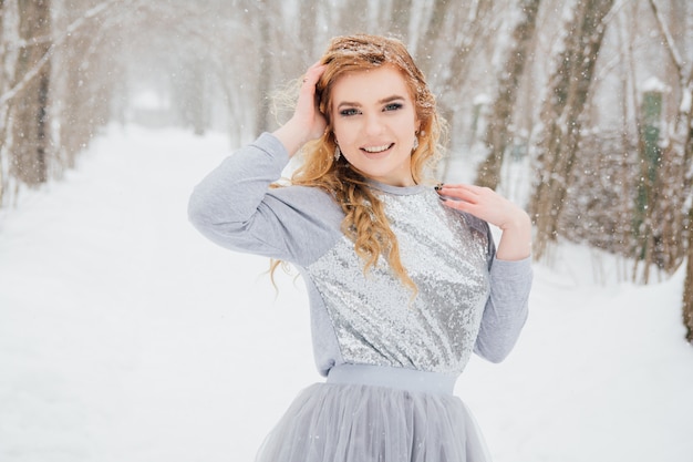 Bella ragazza sotto le nevicate