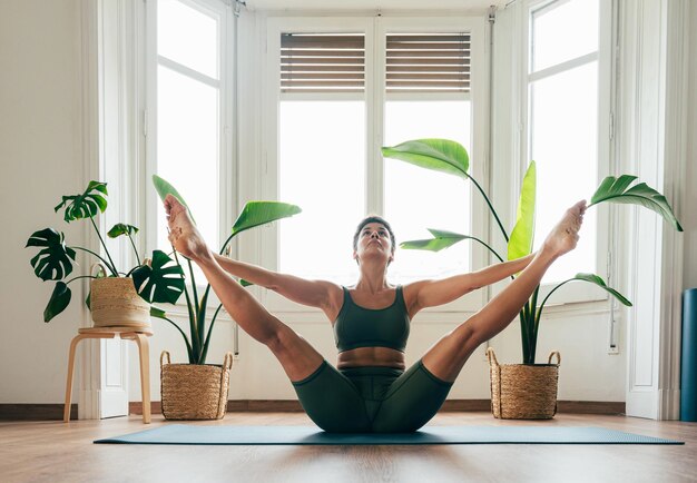 Bella ragazza sportiva che fa allenamento yoga