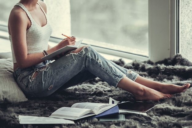 Bella ragazza studiando