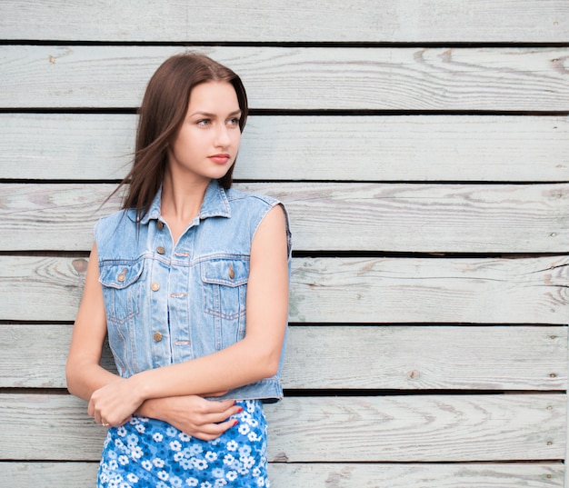 Bella ragazza su fondo in legno