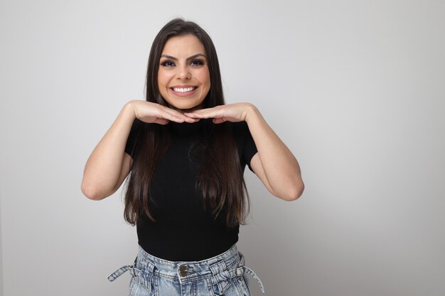 Bella ragazza su sfondo bianco e grigio.