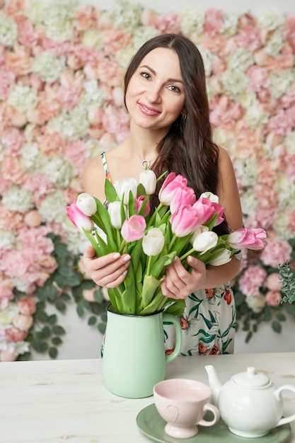 Bella ragazza su sfondo floreale.