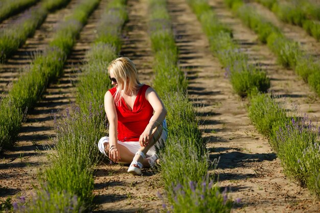 Bella ragazza sul campo di lavanda