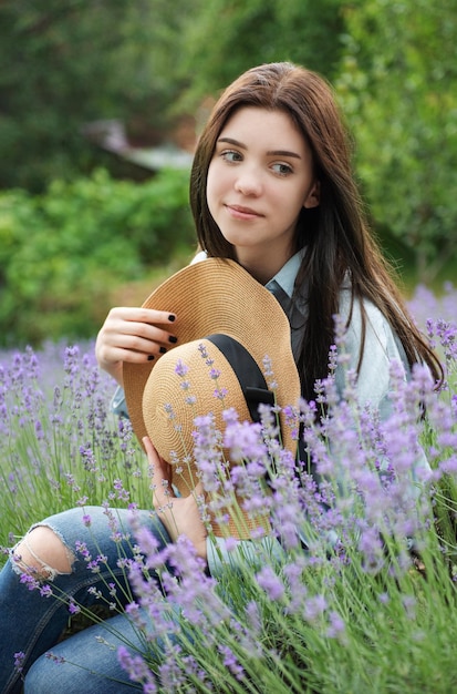 Bella ragazza sul campo di lavanda