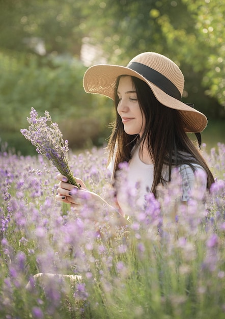 Bella ragazza sul campo di lavanda