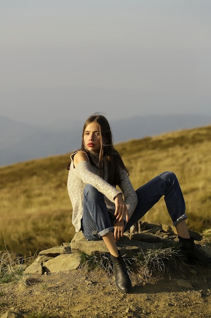 Bella ragazza sul campo