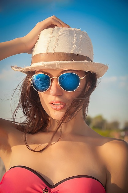 Bella ragazza sulla spiaggia