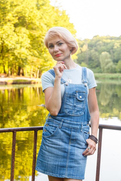 Bella ragazza sullo sfondo sulla riva sullo sfondo del lago