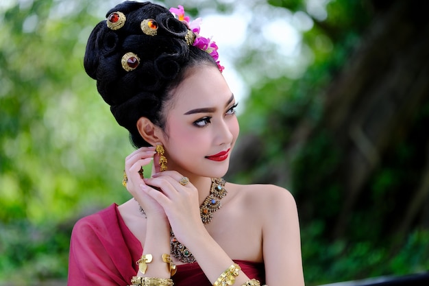 Bella ragazza tailandese in abito tradizionale