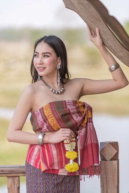 Bella ragazza tailandese in costume tradizionale thailandese