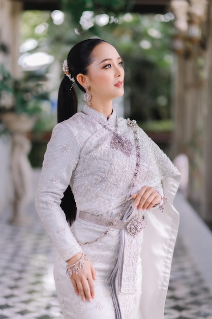 Bella ragazza thailandese in costume tradizionale thailandese sposa ragazza thailandesi bellissima