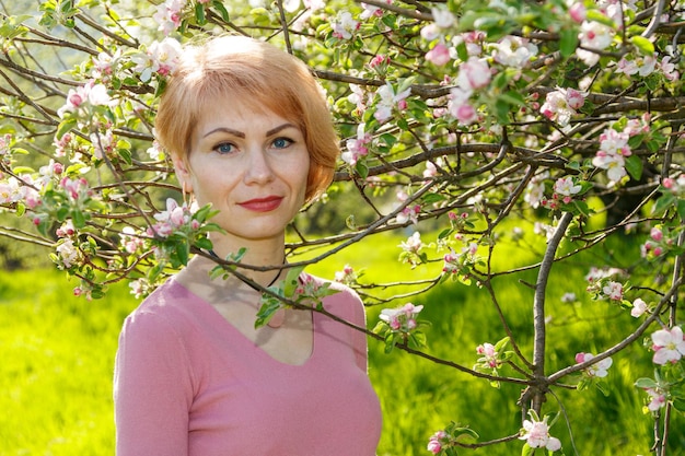 Bella ragazza tra le braccia di una bambina in un parco fiorito