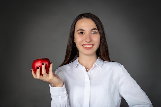 Bella ragazza turca che tiene una mela sulla sua mano