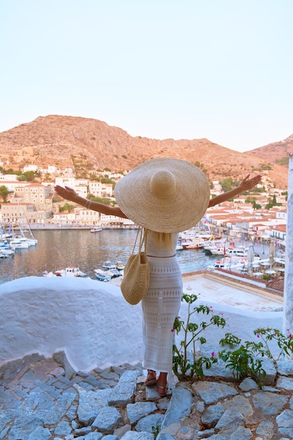 Bella ragazza turistica che cammina per le strade dell'idra grecia