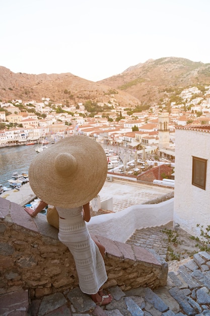 Bella ragazza turistica che cammina per le strade dell'idra grecia