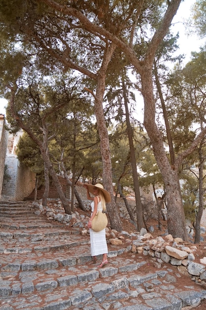 Bella ragazza turistica che cammina per le strade dell'idra grecia