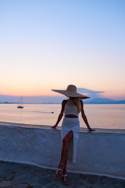 Bella ragazza turistica che cammina per le strade dell'idra grecia