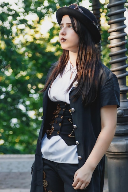 Bella ragazza vestita in stile steampunk