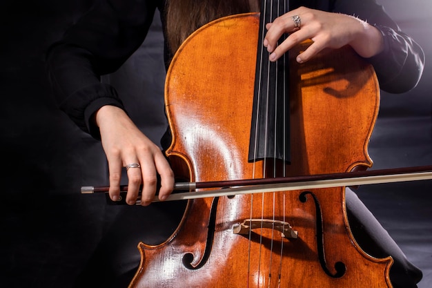 Bella ragazza violoncellista che suona la sonata