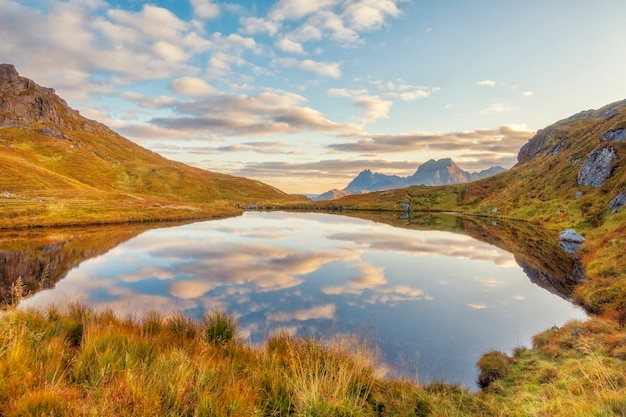 Bella riflessione del lago con catena montuosa in Norvegia in autunno