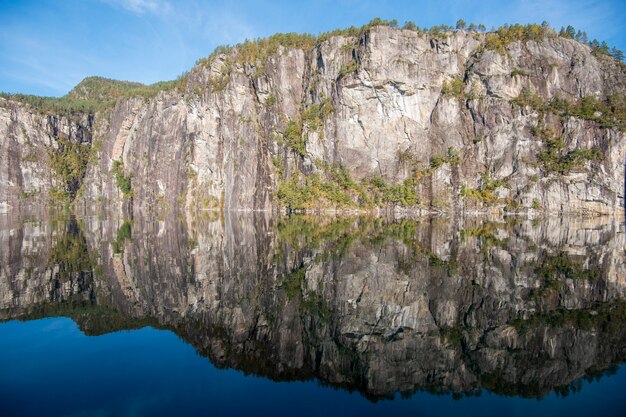 Bella riflessione dell'acqua e del cielo da Bergen Fjord, Norvegia
