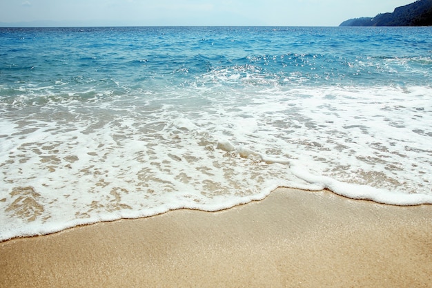 Bella riva del mare con sabbia in estate