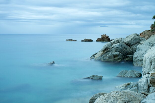 Bella riva del mare roccioso