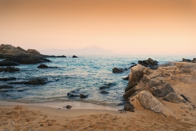 Bella riva e rocce in Grecia