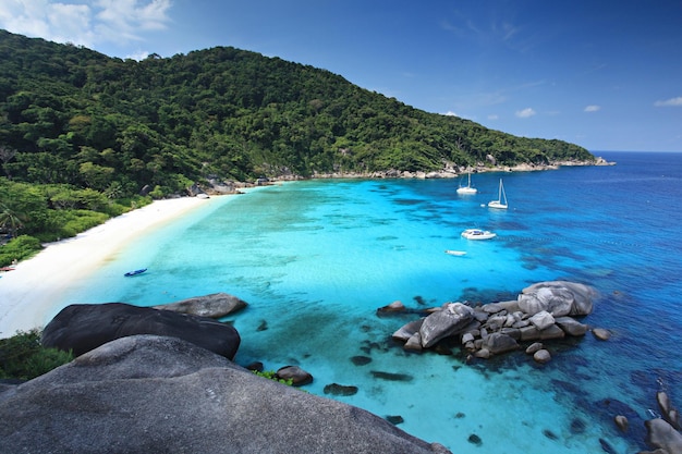 Bella roccia a vela rock similan nel Parco Nazionale di Similan Koh No8 isola di Phang Nga Thailandia